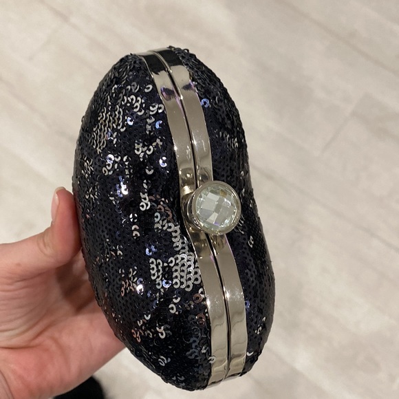 Heart shaped purse 🖤 - Picture 2 of 4